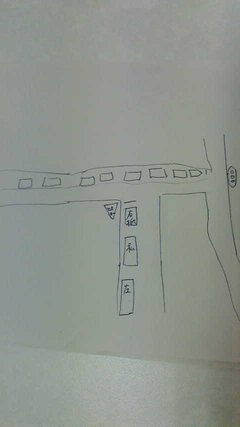 Ｔ字路で左折待ち、前には右折待ちの車