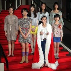 浜辺美波：コント初挑戦で“可愛すぎる新人ギャル”に変身「チョリーッス！」も
