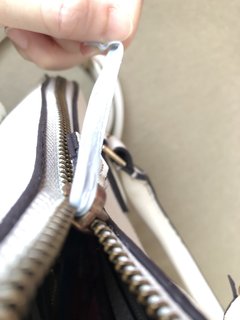 緊急!!ファスナーに紐が挟まって取れない!!