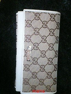 皆さんの財布見せてください。