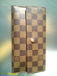 皆さんの財布見せてください。