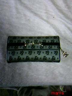 皆さんの財布見せてください。