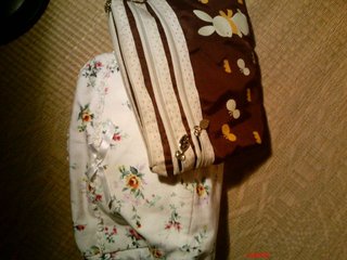 外出時、子供の紙オムツを入れるポーチは何を使ってる？