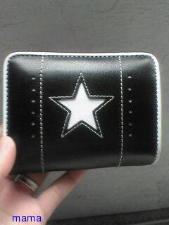 皆さんの財布見せてください。