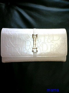 皆さんの財布見せてください。