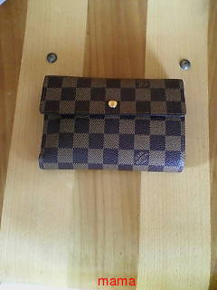 皆さんの財布見せてください。