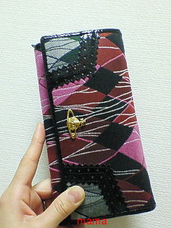 皆さんの財布見せてください。