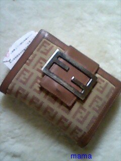 皆さんの財布見せてください。