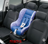 運転席と助手席の間にチャイルドシートってありなの？