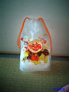 外出時、子供の紙オムツを入れるポーチは何を使ってる？