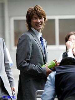 サッカー日本代表・巻と女優・北川智子が結婚へ！