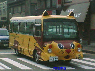 キャラクターものの幼稚園か保育園バスの写真