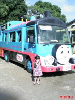 キャラクターものの幼稚園か保育園バスの写真