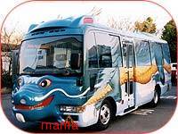 キャラクターものの幼稚園か保育園バスの写真