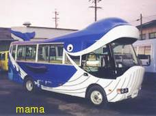 キャラクターものの幼稚園か保育園バスの写真