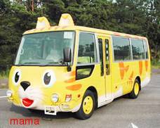 キャラクターものの幼稚園か保育園バスの写真