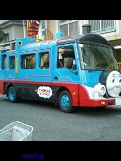 キャラクターものの幼稚園か保育園バスの写真