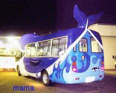 キャラクターものの幼稚園か保育園バスの写真