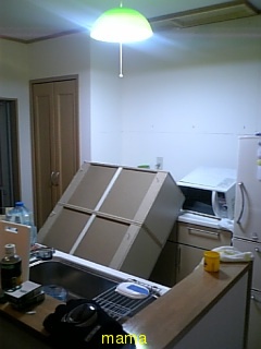 注文住宅、入居3日目、備え付け食器棚落下