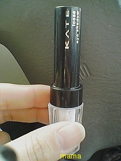 目の下にラメパウダーのせてるかた