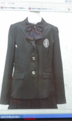 白かベージュのジャケット・ブレザーを探しています
