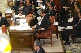 秋篠宮殿下ご夫妻に「早く座れよ」と暴言！