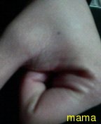 手に３つの点のタトゥー