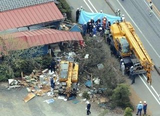 登校の小学生の列にクレーン車