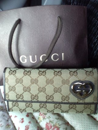 皆さんの財布見せてください。