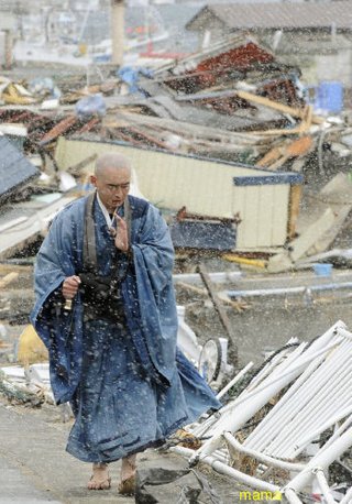 被災地で祈る僧侶･･･岩手県山田町
