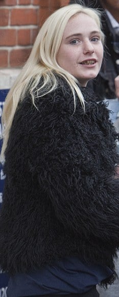 列車から丸見えで２１歳女が男子生徒５人達とセクス