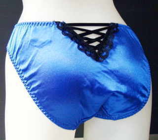 砂浜の落とし穴で夫婦死亡