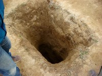 砂浜の落とし穴で夫婦死亡