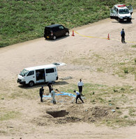砂浜の落とし穴で夫婦死亡