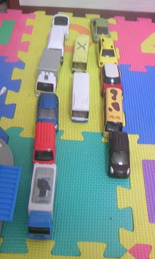 3歳♂車のｵﾓﾁｬなどを一列に並べるのは…(写)