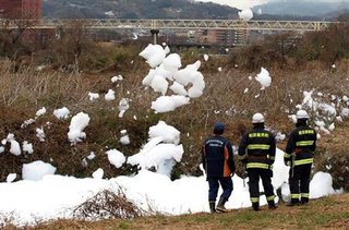 工場から川に洗剤流出｢雪のように泡だらけ｣【画】