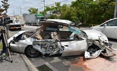 タイヤが外れ、後続に激突　６台絡む多重事故