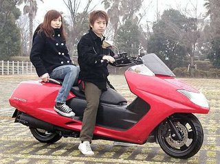 ｽｸｰﾀｰ転倒､2人死亡=4人乗りか?【埼玉】