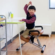 学習机にバランスチェア使ってるお子さん
