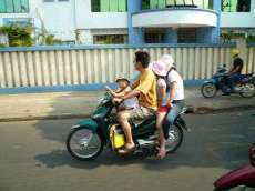 ｽｸｰﾀｰ転倒､2人死亡=4人乗りか?【埼玉】