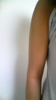 ワキ毛なくてつるつるなのに二の腕が極太