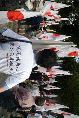 「尖閣守れ」　都内で７００人デモ