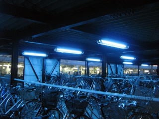 青色灯が飛び込み自殺防止に効果