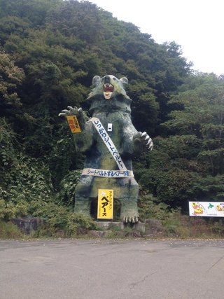 北海道は草原に牛が歩いている