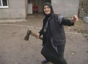 ロシアの５６歳女性が斧で狼を撃退、渾身の一太刀
