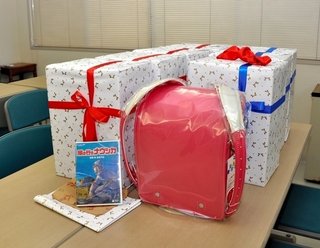 ラピュタのムスカ大佐から児童施設にランドセル等