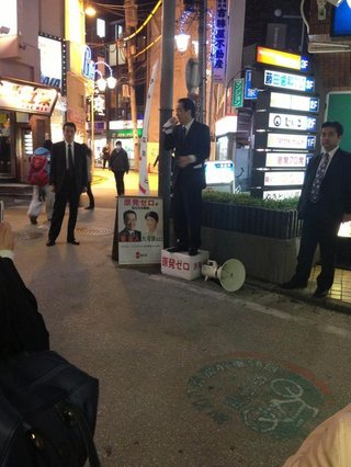 菅前首相の選挙カーが事故、菅氏ら３人救急搬送