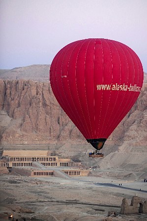 エジプトで気球爆発、19人死亡。