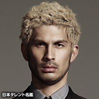 イケメンすぎて国外退去させられた男性が話題に