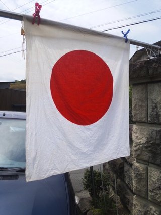 風にたなびく日の丸の道